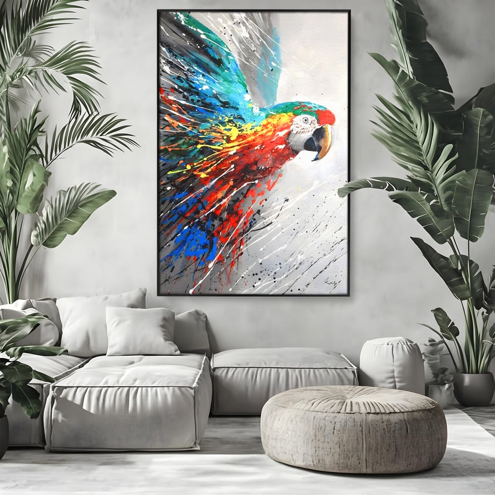 Tablou canvas cu tablou canvas cu papagal colorat, in rama de aluminiu negru, pe perete intr-un living